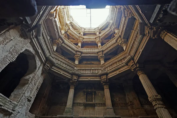 20-oct-2007 Adalaj Ni Vav (Stepwell) veya Rudabai Stepwell 'in iç görünümü. 1498 'de Rana Veer Singh tarafından inşa edilmiş. Karmaşık bir şekilde oyulmuş ve beş kat derinlikte. Ahmedabad, Gujarat, Hindistan.