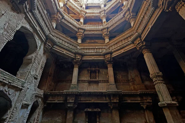 20-oct-2007 Adalaj Ni Vav (Stepwell) veya Rudabai Stepwell 'in iç görünümü. 1498 'de Rana Veer Singh tarafından inşa edilmiş. Karmaşık bir şekilde oyulmuş ve beş kat derinlikte. Ahmedabad, Gujarat, Hindistan.