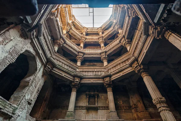 20-oct-2007 Adalaj Ni Vav (Stepwell) veya Rudabai Stepwell 'in iç görünümü. 1498 'de Rana Veer Singh tarafından inşa edilmiş. Karmaşık bir şekilde oyulmuş ve beş kat derinlikte. Ahmedabad, Gujarat, Hindistan.