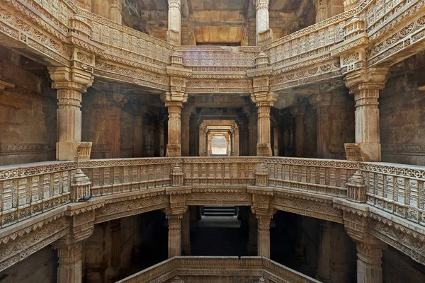 20-oct-2007 Adalaj Ni Vav (Stepwell) veya Rudabai Stepwell 'in iç görünümü. 1498 'de Rana Veer Singh tarafından inşa edilmiş. Karmaşık bir şekilde oyulmuş ve beş kat derinlikte. Ahmedabad, Gujarat, Hindistan.