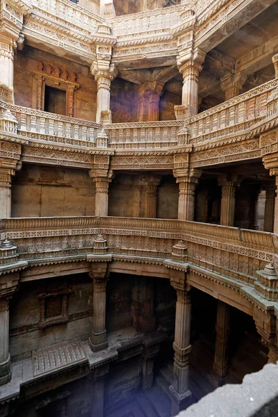 20-oct-2007 Adalaj Ni Vav (Stepwell) veya Rudabai Stepwell 'in iç görünümü. Karmaşık bir şekilde oyulmuş ve beş kat derinliğinde. Ahmedabad, Gujarat, Hindistan. 