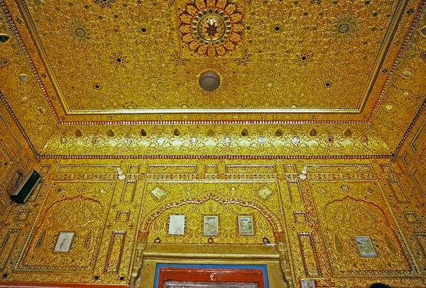 Närbilder Vägg Med Guldfärger Vid Sachkhand Gurudwara Saheb Gurdwara Sahib — Stockfoto