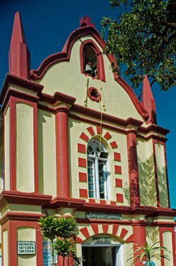 14-05-2009 Brightly Paintly HoLY CROSS Kilisesi 1831 'de Mahabaleshwar, Satara Maharashtra, Hindistan' daki bir tepe istasyonunda inşa edildi.