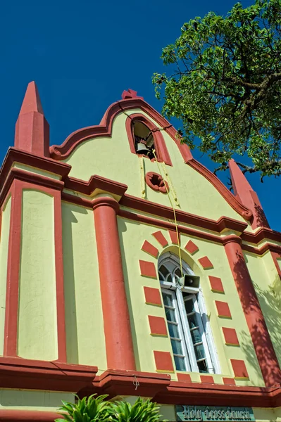 2009 Hell Bemalte Heilige Kreuzkirche Erbaut 1831 Auf Einem Hügel — Stockfoto