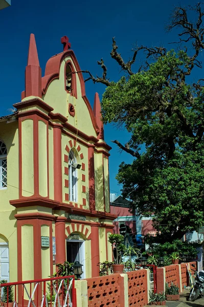 2009 Hell Bemalte Heilige Kreuzkirche Erbaut 1831 Auf Einem Hügel — Stockfoto