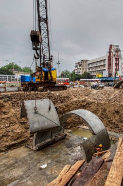 21 Jun-2005 kıvrımlı beton levha metro inşaatı devam ediyor metro sineması dhobitalao-mumbai INDIA Asia yakınlarında