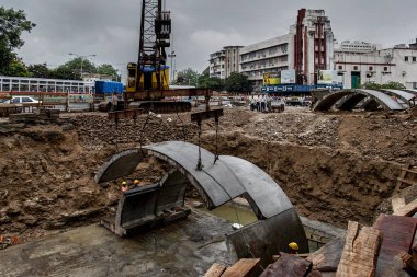 21 Jun-2005 kıvrımlı beton levha metro inşaatı devam ediyor metro sineması dhobitalao-mumbai INDIA Asia yakınlarında