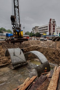 21 Jun-2005 kıvrımlı beton levha metro inşaatı devam ediyor metro sineması dhobitalao-mumbai INDIA Asia yakınlarında