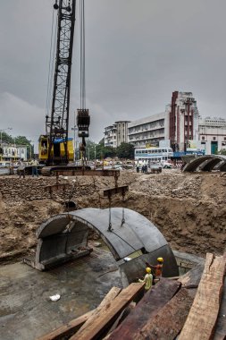 21 Jun-2005 kıvrımlı beton levha metro inşaatı devam ediyor metro sineması dhobitalao-mumbai INDIA Asia yakınlarında