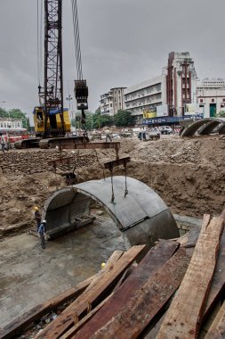 21 Jun-2005 kıvrımlı beton levha metro inşaatı devam ediyor metro sineması dhobitalao-mumbai INDIA Asia yakınlarında