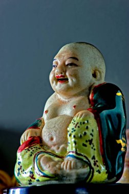 05 Aralık 2012 seramik kahkaha Buddha Mumbai maharashtra INDIA Asya yakınlarında siyah arkaplan Kalyan