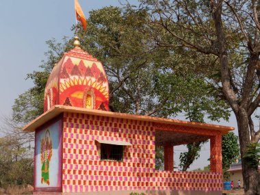 21 Ocak 2020 Hacı Malyan Doğu Maharashtra Indi 'ye giden yeni boyanmış Shiva köyü tapınağı.