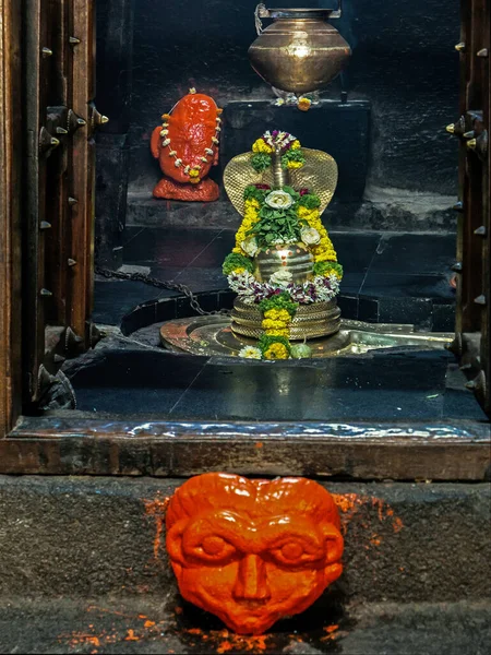 2019年3月22日 パタレシュワーラ石寺のシヴァリンガムとナグラハがインドに上陸 — ストック写真