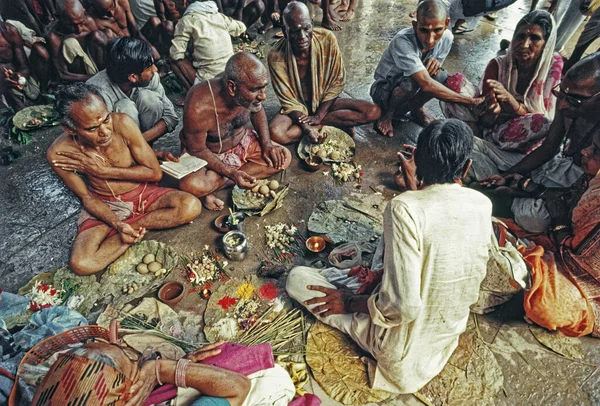 Vishnupad Gaya Bihar Hindistan Atalara Dua Eden Insanların Görüntüsü — Stok fotoğraf