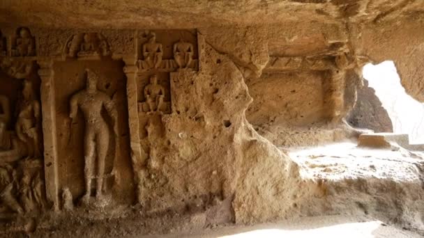 Mahakali Höhlen oder Kondivita Höhlen. Chaitya No.9, Buddha-Tafeln an der rechten Wand. Andheri — Stockvideo