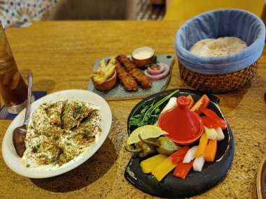 27 Ocak 2021 Orta Doğu mutfağı Humus, Peta Ekmek, dolmalık biber, zeytin, Raddish, İstanbul Kebap ile servis ediliyor. Mumbai Maharashtra Hindistan