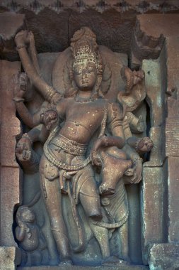 06 Haziran 2008 Durga Tapınağı 7. yüzyılda Shiva ve Nundi 'nin Koridor heykeli, Aihole, Karnataka, Hindistan 