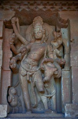 06 Haziran 2008 Durga Tapınağı 7. yüzyılda Shiva ve Nundi 'nin Koridor heykeli, Aihole, Karnataka, Hindistan 