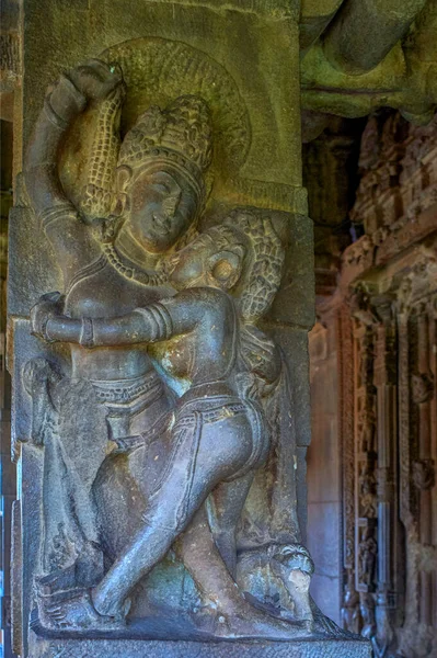 2008年6月06日インド カルナータカ州バガロット アイホール ドゥルガ寺院入口ポーチの柱に彫刻されたマチューナエロティックカップル — ストック写真