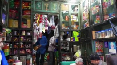 Tipik eski moda market ve genel mağaza Juna Bazar Idar 