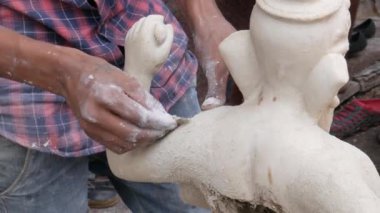 Atölyenin içinde Hindu Tanrısı Ganesha idolü Lalbaug 'u yaratıyor.