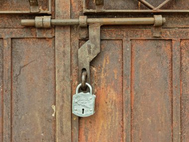29 Ekim 2019 Yeni Retro Padlock ve kahverengi kapı Kotada GadhiDabhi Vas SabArkantha Gujarat Hindistan 'da paslanmış metal bir kapı.