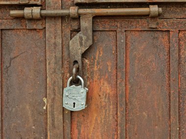 29 Ekim 2019 Yeni Retro Padlock ve kahverengi kapı Kotada GadhiDabhi Vas SabArkantha Gujarat Hindistan 'da paslanmış metal bir kapı.