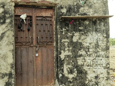 29 Ekim 2019 Yeni Retro Padlock 'ta paslanmış metal bir kapı ve eski ev Kotada GadhiDabhi Vas SabArkantha Gujarat Hindistan' da kahverengi kapı.