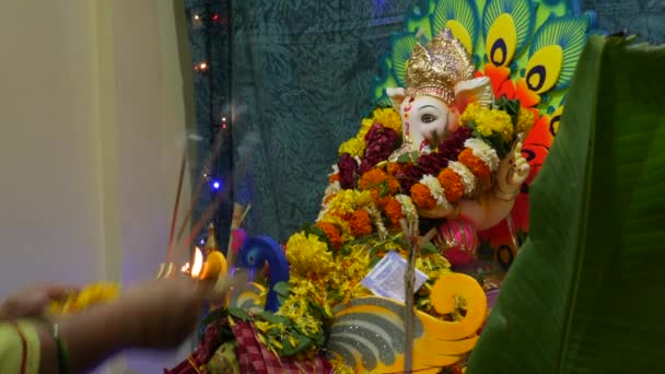 Mantra Pushpanjali Ultima Aarti prima di vivere a casa per Visarjan — Video Stock