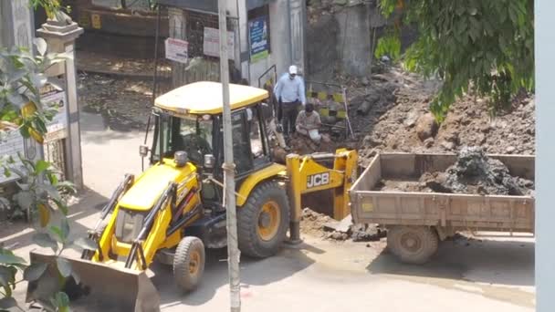 Mär 2021 Traktorwagen Kippen Erde Auf Baustelle Lokgram Kalyan Maharashtra — Stockvideo