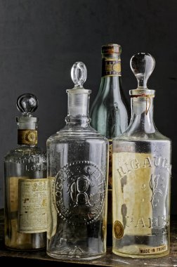 Gri arka plan-Kalyan Maharashtra INDIA 'da 12-sep-2004 Avrupa yapımı Eau de Cologne.şişeler