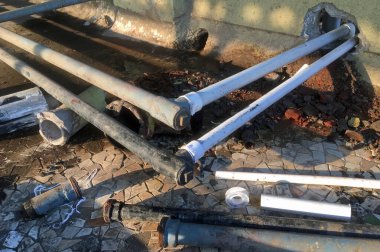 15 Mar 2021 su kaynağı, Yeni PVC plastik borular eski metal borular ve paslı nesneler Lokgram Kalyan Maharashtra Indi