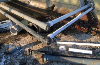 15 Mar 2021 su kaynağı, Yeni PVC plastik borular eski metal borular ve paslı nesneler Lokgram Kalyan Maharashtra Indi