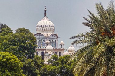  Gurudwara Damdama Sahib Humayun 'un Dış Halka Yolu' ndaki mezarının yanında yer almaktadır.