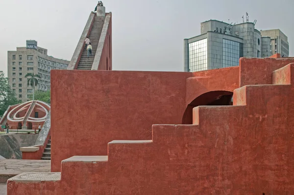 Jantar Mantar 'ın kırmızı basamakları tarihi, astronomik gözlemevi inşaatı Yeni Delhi, Hindistan, Asya