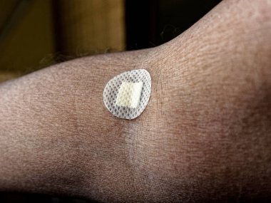 18 Nisan 2021 Silective Focuse of Bandage, hastanın aşı olduğu bir kan testi veya aşı için alınan kan örneği sonrasında delinme yerini kapsıyor. lokgram Kalyan Maharashtra India