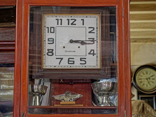 24 Фев 2020 Винтажные настенные часы в витрине магазина "Парси" Мумбаи Махараштра Индия
