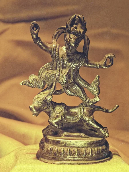 镀金铜艺术家的西藏神话雕塑 孟买马哈拉施特拉邦无名工作室拍摄 — 图库照片