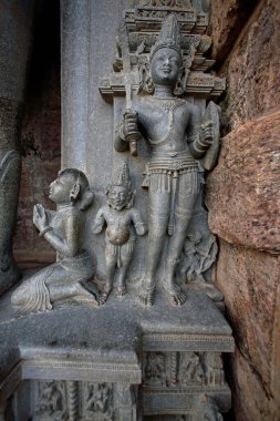 23 Temmuz 2007 'de Konark Güneş Tapınağı Orissa Hindistan Dünya Mirası Anıtı' nda Güneş Tanrısı heykelinin ayaklarına tapanların küçük bir heykeli yapıldı.