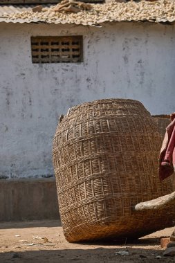 26 Kasım 2006 Rathwa Kabilesi 'nin Panchmahal bölgesi Gujarat INDIA' nın dışındaki Eski Ev ve Wicket Sepeti