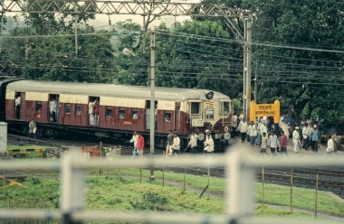 Lonavala 'dan Pune Yerel Elektrik Banliyö Treni Batı Ghat Maharashtra Hindistan' da Yaşayan Malavli İstasyonu 'na