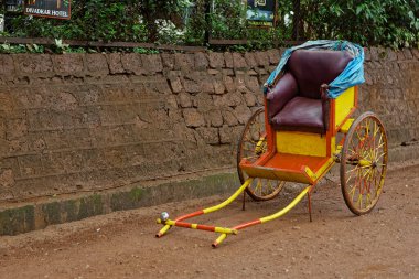 20 Haziran 2007 'de Matheran Oteli, tepe istasyonu, Karjat Tahsil, Batı Ghat Maharashtra Raigad bölgesi, Hindistan, Asya yakınlarında triportör çekti.