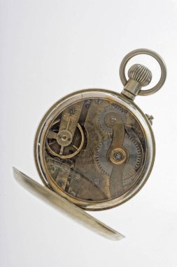 23 Nisan 2005 İsviçre yapımı eski bir altın cep saatinin iç çalışma mekanizması beyaz arka planda Lokgram Kalyan Maharashtra 
