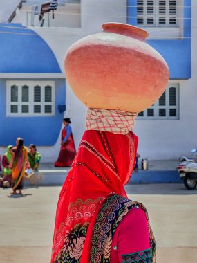 04 Mar 2019 köy kadınları boş toprak tenceresiyle su kıtlığını protesto etmek için bekliyorlar sabArkantha Gujarat Hindistan