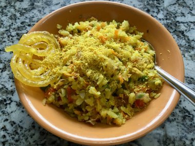 02 07 2021 Karışık Sebze Poha 'nın Kapanışı Plat Lokgram Kalyan Maharashtra Hindistan