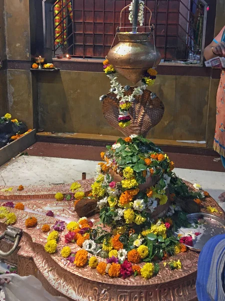 2021年9月6日Shiva Lingam和Nagraj Puja Somvati Amavasya Shravan Month Kalyan Maharashtra India — 图库照片