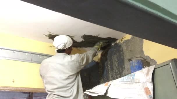 2021年7月13日 工人在25岁建筑的天花板上涂微聚合物石膏 — 图库视频影像