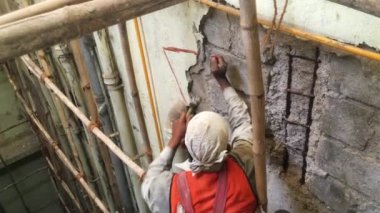 22 Mart 2021, 25 yaşındaki Kalyan Maharashtra Hindistan Binası 'ndan Polimer Alçısını Kırmak