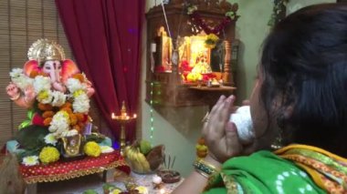 09 11 2021 Ganesh Puja Lokgram Kalyan Maharashtra Hindistan için Shankh üfleyen kadın