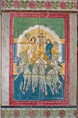 25 Kasım 2008 Japon Seramik Tablosu Hindu tanrısı, Soorya Bhagwan Güneş Tanrısı, arabasında oturmuş, Yedi muhteşem atına biniyor.